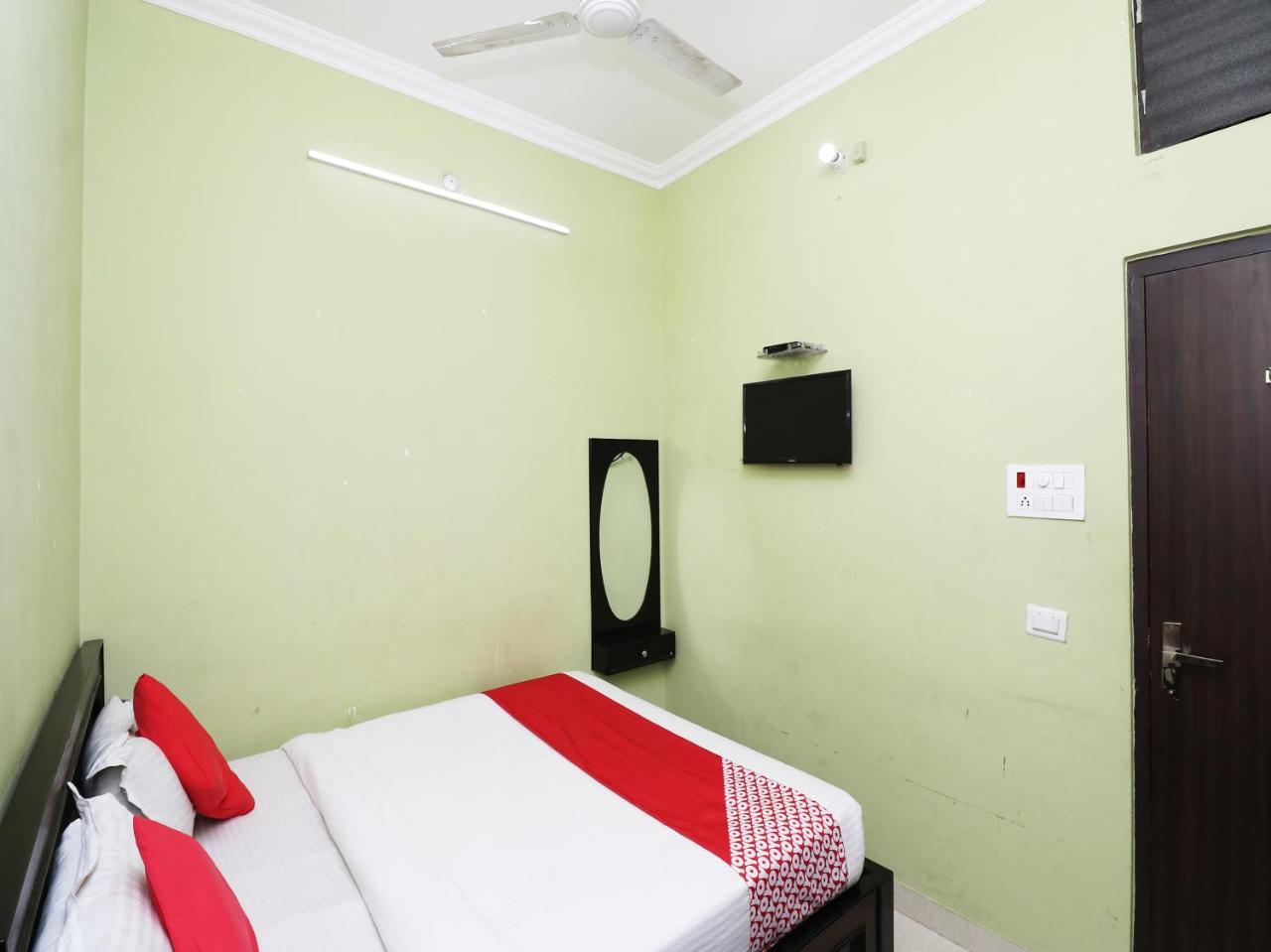 Capital O 11480 Hotel Blue Star Varanasi Exterior foto